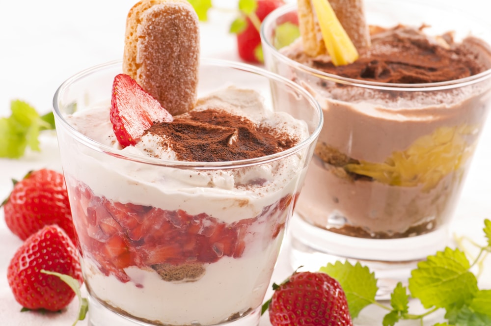 Tiramisu aux fruits rouges et aux éclats de chocolat noir